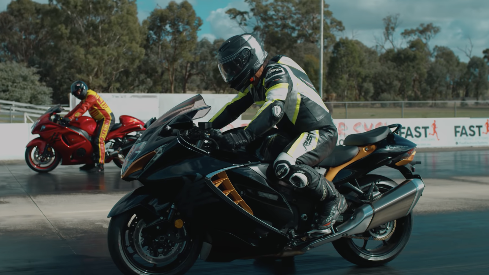 Suzuki Hayabusa vs Suzuki Hayabusa drag race 